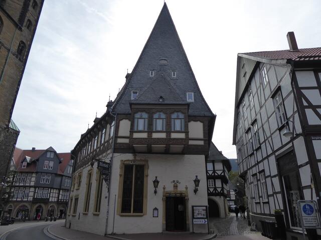 Viel Fachwerk in Goslar. Das mittlere Haus heißt "Brusttuch" und ist heute ein Hotel.