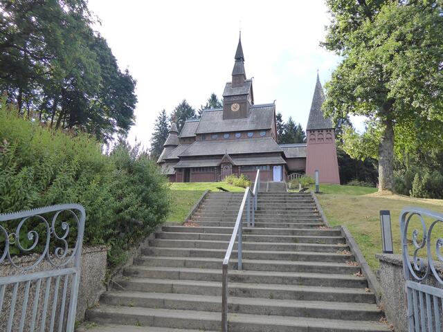Man läuft von der Fußgängerzone direkt auf die Kirche zu.