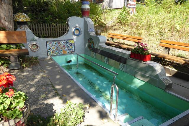 Die Kneippanlage ist bunt gestaltet. Die Mosaike und Säulen erinnern an Hundertwasser.