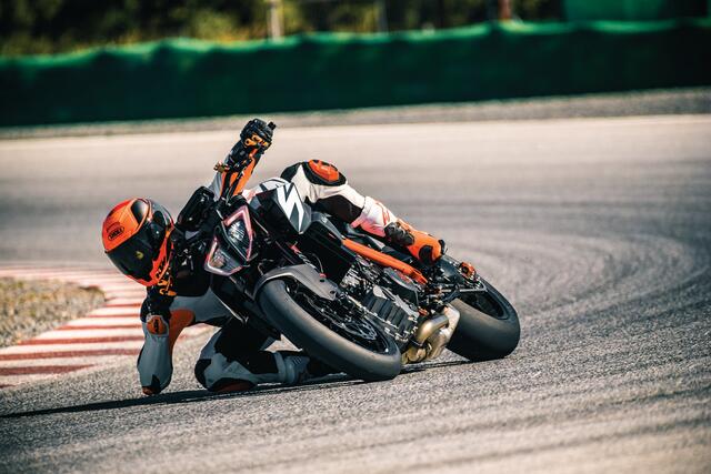 Seine hyperagile Fahrmaschine 1290 Super Duke R hat KTM für den Jahrgang 2019 mit einigen Details sowie zwei neuen Grafiken aufgefrischt, 177 PS Leistung erscheinen weiterhin mehr als ausreichend. | Foto: © KTM /TRDmobil