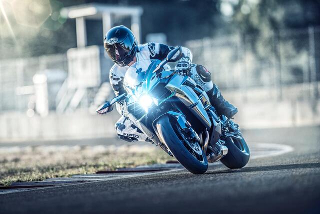 Die Kawasaki Ninja H2 ist von 200 auf 231 PS erstarkt und erstrahlt jetzt in einem selbstheilenden Lack, der eigenständig Kratzer korrigieren kann. | Foto: © Kawasaki/TRDzweirad