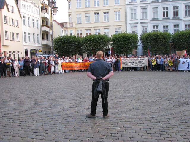 Herr Theißen spricht zu den versammelten Bürgern, in der Mitte des Marktplatzes. Daraus eine Nähe zu AfD herzustellen ist schlichtweg Meinungsmache.