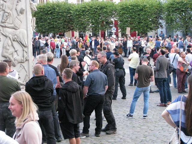Hier in der Bildmitte Herr Theißen an der Stehle auf dem Markt, wahrend die AfD Manhnwache vor dem Rathaus stand.