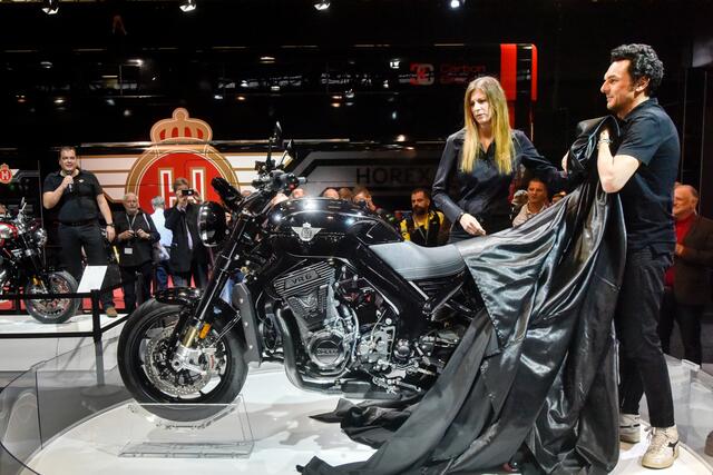 Horex hat in Köln seine VR6 Raw enthüllt, die in matt oder glänzend schwarzem Look auftritt und deren Sechszylindermotor 163 PS entwickelt.
Fotos: | Foto: © Intermot/TRDzweirad