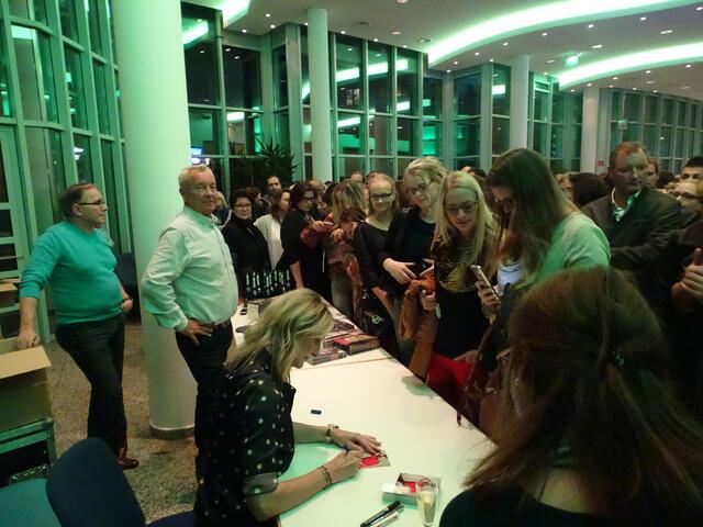 Monika Gruber erfüllte nach der Show noch Zahlreiche Autogrammwünsche