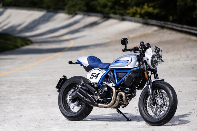 Ducati bringt immerhin drei neue Ableger seiner äußerst erfolgreichen Scrambler 800-Baureihe zur Intermot, darunter die in weiß-blau gehaltene Café Racer. | Foto: © Ducati/TRDzweirad