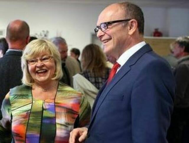 Mit ehemaligen hochroten SED Kadern, hatte weder MP Sellering noch die Schweriner (Volks)Zeitung Probleme.Hier mit Barbara Borchardt, stieg mit Helmut Holter( ehemals SED) als Bau-Minister wie Phönix aus der Asche
