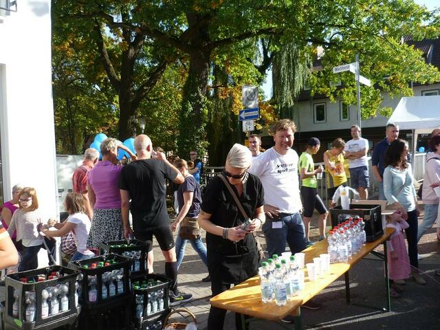 Renndirektor Hans-Hermann Thiele am Getränkestand.