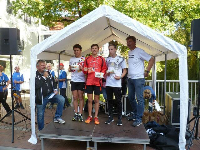 Burgdorfer Spargel-Lauf 2018: Die ersten drei Plätze über 2,5 Kilometer.