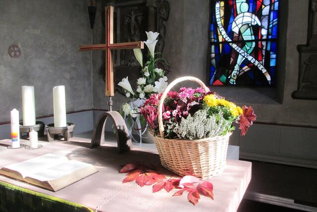 Der geschmückte Altar der evangelischen Marienkirche.