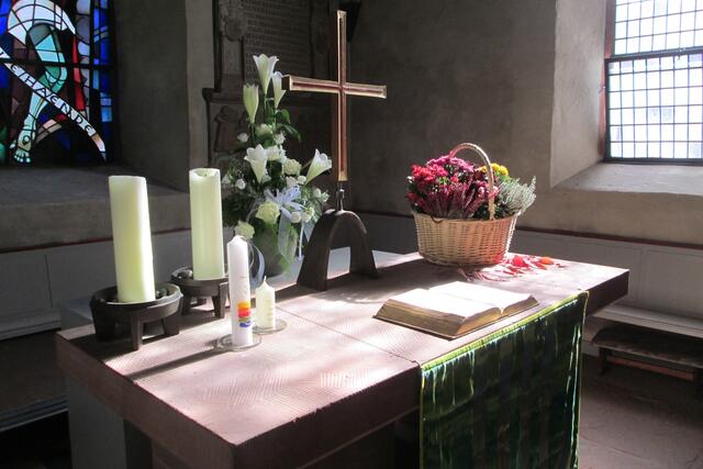 Der Altar im Blumenschmuck.