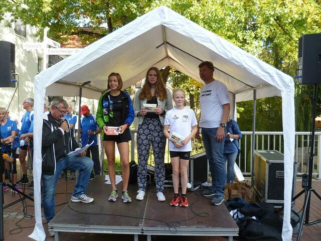 Burgdorfer Spargel-Lauf 2018: Die ersten drei Plätze über 2,5 Kilometer.