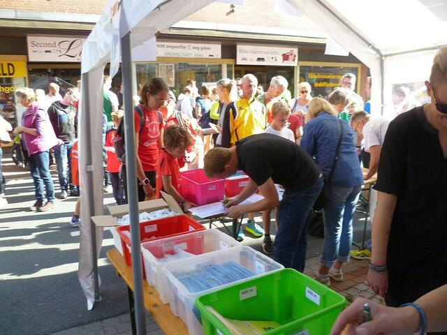 Burgdorfer Spargel-Lauf 2018 – Kinderlauf: Startnummernausgabe.