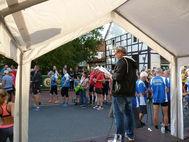 Moderator für den Burgdorfer Spargel-Lauf: Christoph Dannowskie von der Neuen Presse Hannover.