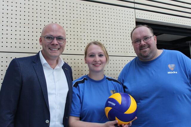 Von links Dr.Fabian Mehring, Katharina Meier (Volleyballtrainerin) und Marcus "Mücke" Schröder (Abteilungsleiter Volleyball)
