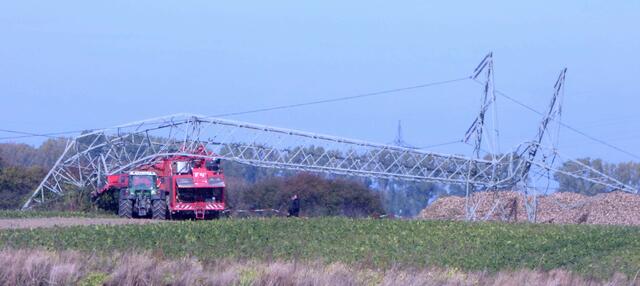 Der Mast hat weiche Knie bekommen.