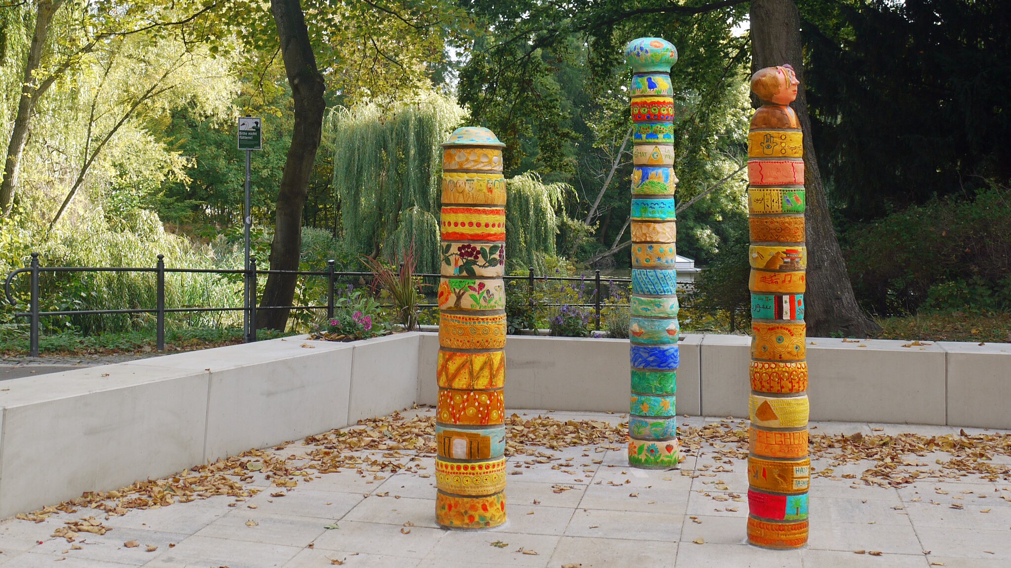 Im Lindengarten von Wismar Bunte Tonskulpturen à la Hundertwasser Wismar