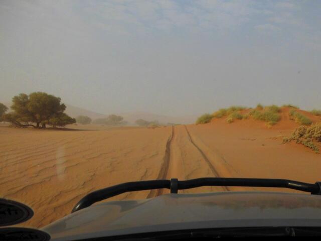 . . . auf der Fahrt mit dem Jeep durch tiefen Dünensand zu den hohen Dünen . . .