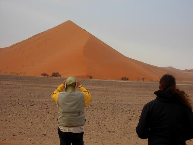 . . . am frühen Morgen gelingen die besten Fotos.
Dabei kommt der Schattenwurf der Dünen besonders zur Geltung . . .