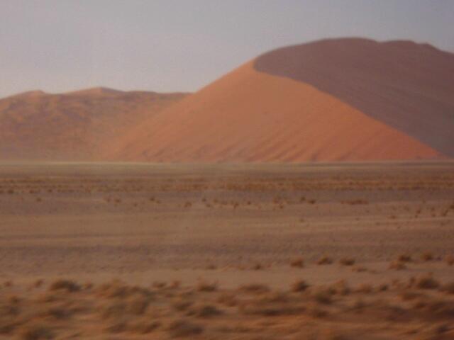 . . . die Dünen um den Sossusvlei in der Namibwüste . . .