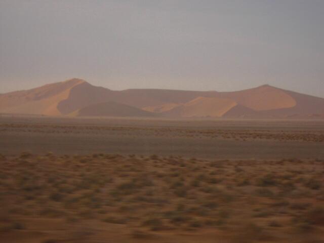 . . . die Dünen um den Sossusvlei in der Namibwüste . . .