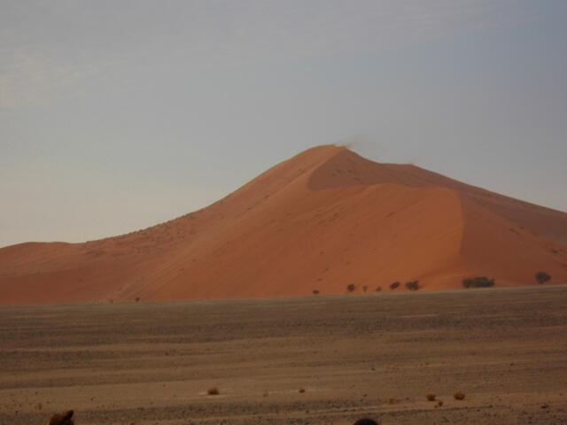 . . . die Dünen um den Sossusvlei in der Namibwüste . . .