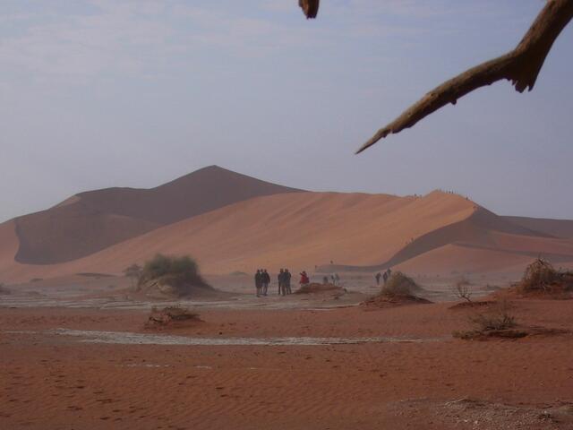. . . die Dünen um den Sossusvlei in der Namibwüste . . .