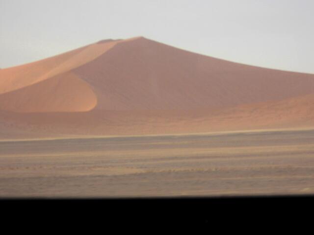 . . . die Dünen um den Sossusvlei in der Namibwüste . . .