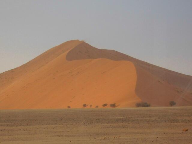 . . . die Dünen um den Sossusvlei in der Namibwüste . . .