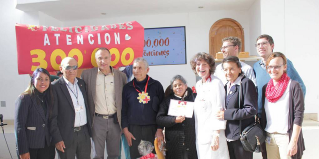 Klaus John (Dritter von links) und Martina John (Dritte von rechts, im Arztkittel) mit dem 300 000. Patienten und anderen Wegbegleitern im Hospital „Diospi Suyana“ in Curahuasi in Peru. | Foto: Diospi Suyana