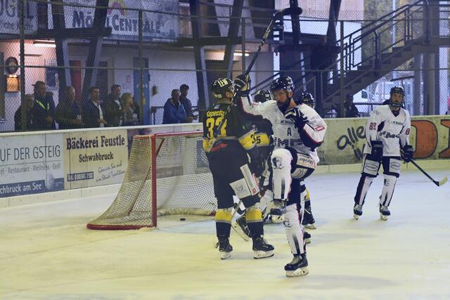 Matthias Forster hat nach seinem Tor Grund zum Jubeln