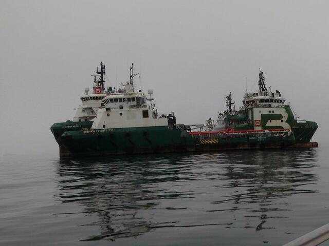 . . . Vorbei ging die Reise an auf See ankernden Schiffen . . .