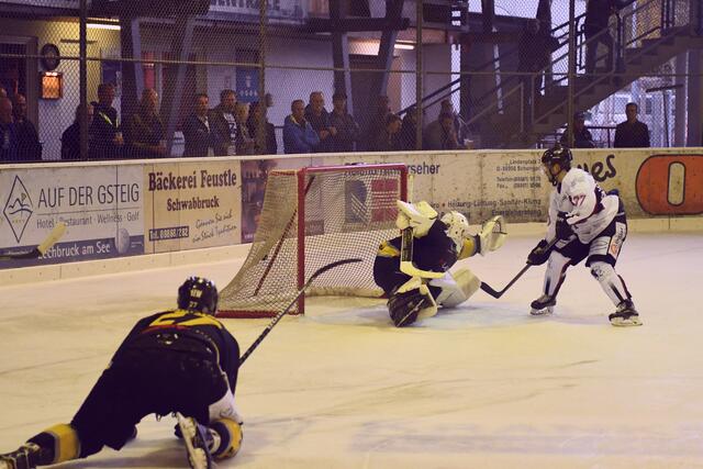 Dominik Schönwetter schiesst zum 3:3 ein