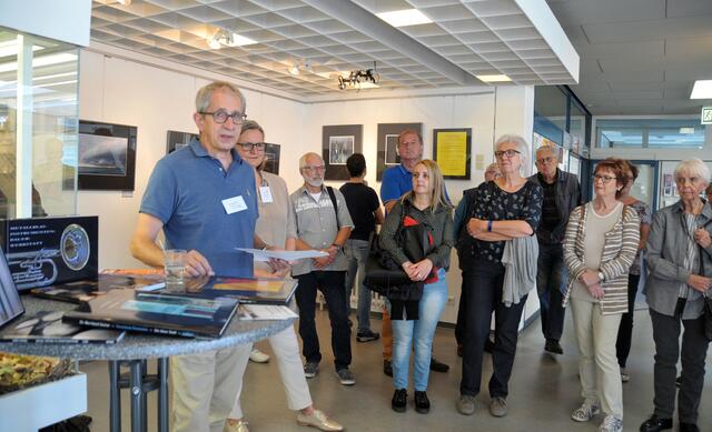 Wolfgang Behr (l.) eröffnet die Jahresausstellung der Fotogruppe der Naturfreunde.