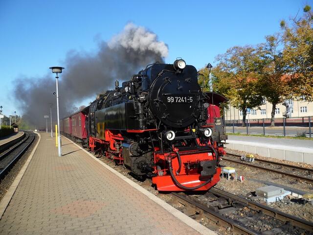 Auch mit der Harzer Schmalspurbahn kann man vom Zentrum von Wernigerode zum Startareal Himmelpforte fahren (Haltestelle Hochschule Harz). Allerdings sind Abstände zwischen den Zügen erheblich.