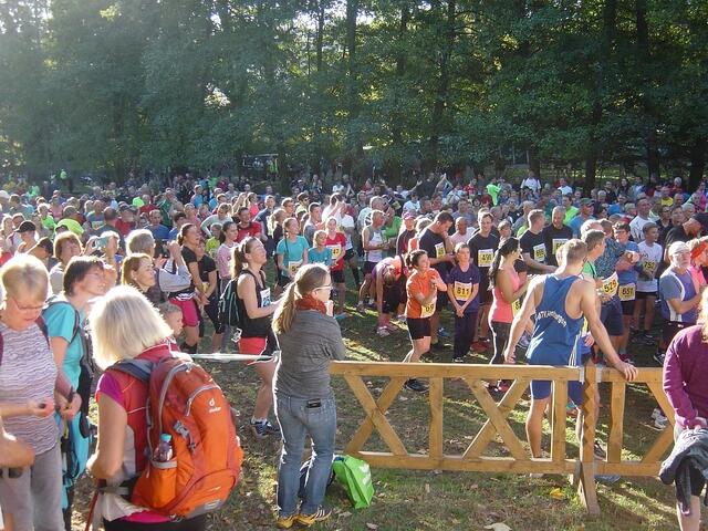 Die Athleten für die 5 Kilometer sammeln sich.