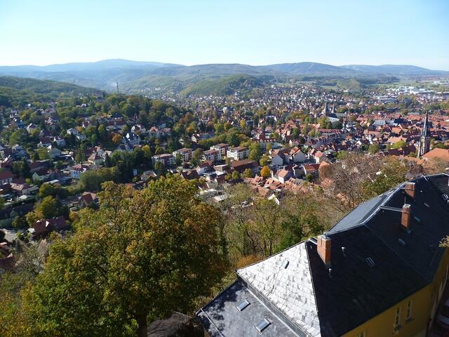 Blick vom Schloss auf Wernigerode. In Richtung 10 Uhr liegt im Tal Hasserode mit dem Start-/Zielbereich Hasserode Himmelpforte.