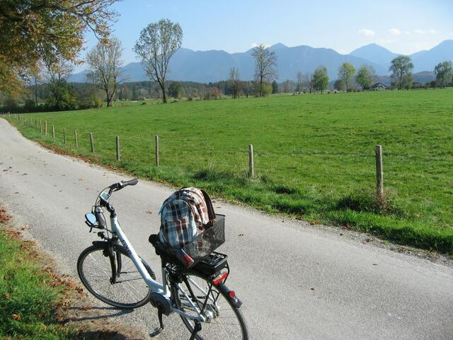 Weit hinten, am Waldrand, verläuft die B 2. Ich bin mit meinem E-Bike im sogenannten "Blauen Land" unterwegs. Und wie man sieht, Berge und Himmel sind blau. Denkt man sich noch die zahlreichen blauen Seen der Umgebung hinzu, stimmt der Werbe-Slogan.