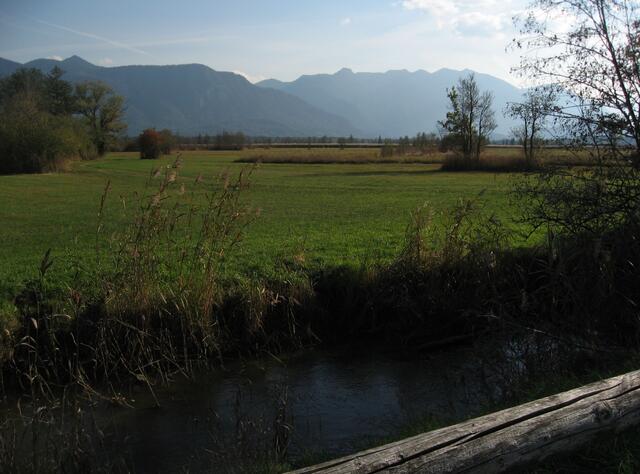 Letzte Sonnenstrahlen wollen sich verabschieden. Ein dankbarer Blick ins Ester-Gebirge mit "Hohe Kiste," sei mir noch gegönnt. Ich hätte längst umkehren sollen! Es ist spät geworden. Jetzt aber den Schnellgang einlegen und durchstrampeln bis zum Auto-Parkplatz. Es ist spürbar kälter geworden. Vier Kilometer Bergauf-Weg liegen noch vor mir.