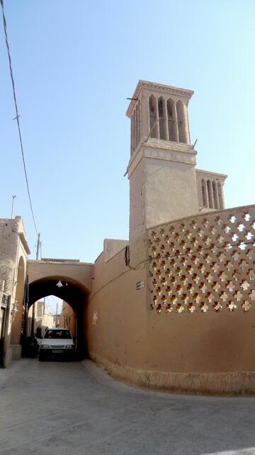 Enge Gassen, Schattengitter und Windtürme in Yazd im Iran