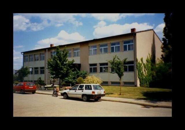 Das kleinere Handelsakademie-Gebäude.