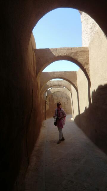 Immer im Schatten auch bei hochstehender Sonne. das labyrinth von Yazd im Iran