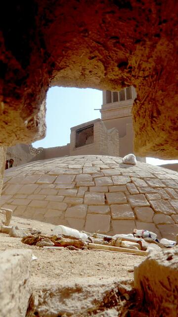 Dicke Gewölbedecken schützen die unterirdischen Räume vor der sengendenden Sonne: Yazd im Iran