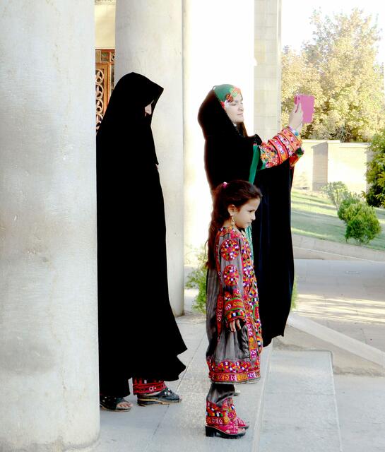 Selphie vor dem Dichterschrein in Shiraz