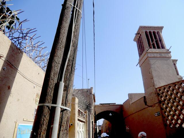 Ein Belüftungssystem aus der Vergangenheit, weit leistungsstärker, verläßlicher und energiebewußter als moderner SchnichschnacK: Windtürme mitten in der glühenden Wüstensonne von Yazd im Iran