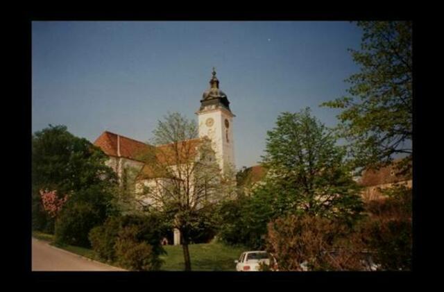 Beginn des Schulgeländes. Blick zum Lehrerparkplatz, zum Fahrraddach und zur Retzer Stadtpfarrirche. Aufnahme aus dem Frühjahr.