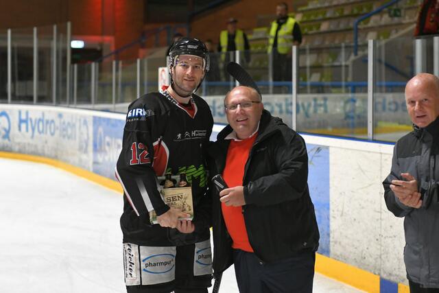 Nach dem Spiel wurde Dominic Auger als bester Spieler seiner Mannschaft ausgezeichnet, den Preis übergab Jürgen Pfündel vom Sponsor Reisebüro Flugbörse