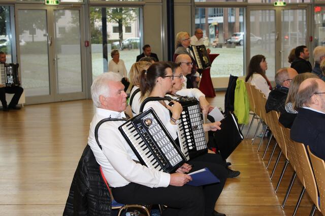Das ACL-Funorchester wartet auf seinen Auftritt und alle sind schrecklich aufgeregt. :O)