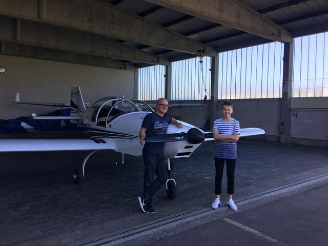 Vincent und Nici (vo. li.) vor dem Flugzeug. | Foto: Monika Bader