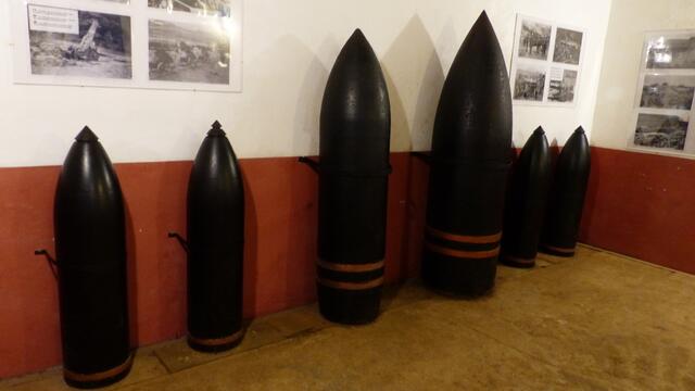 56 deutsche Granaten des Kalibers 42 cm treffen das Fort